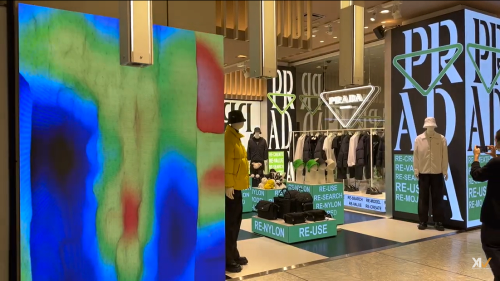 デジタルサイネージ導入 プラダ伊勢丹 mens POPUP