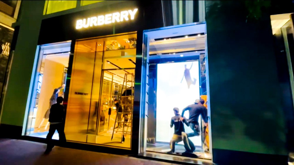 デジタルサイネージ導入 バーバリー銀座