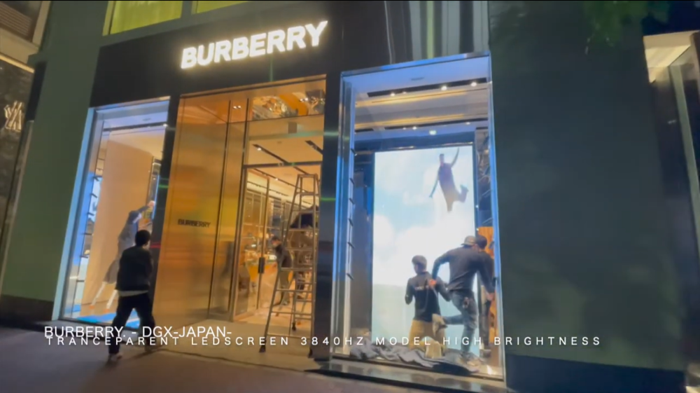 デジタルサイネージ導入 バーバリー銀座