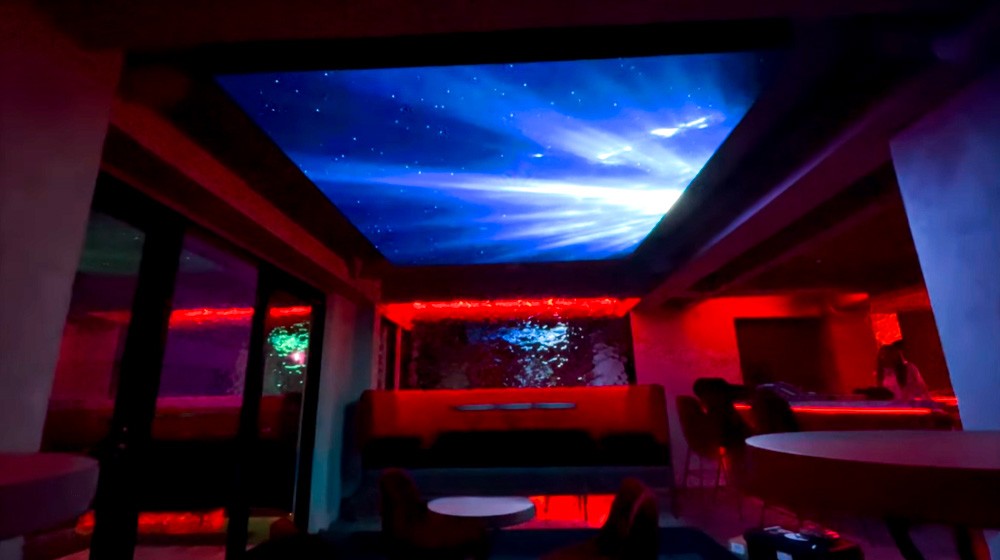 デジタルサイネージ導入 CROSS OVER BUILDING 5 FLOOR