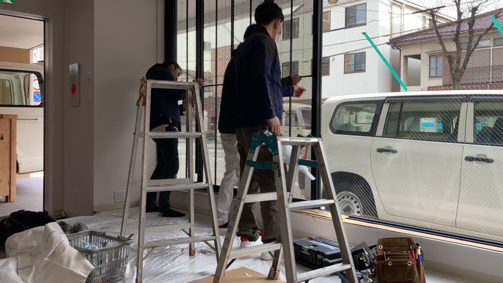 シースルーLEDビジョンの設置方法と施工事例