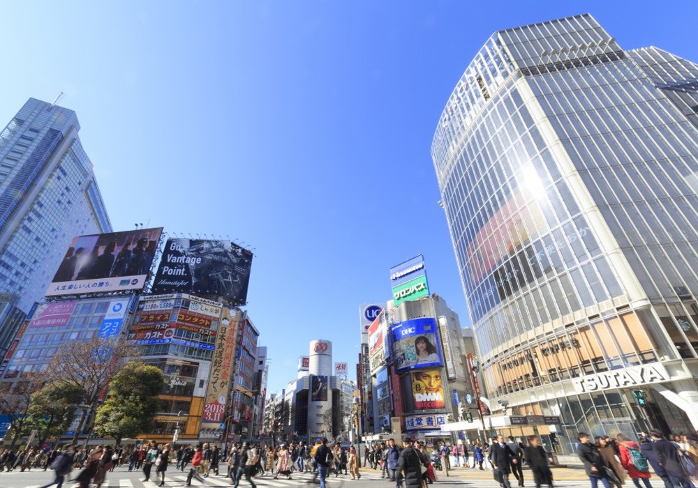 商業ビル壁面に大型LEDビジュアルウォールを設置