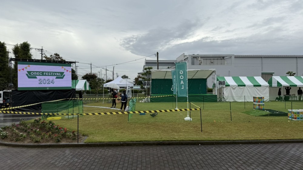 イベント会社の屋外大型LEDビジョン導入事例｜吊下げ式 幅4500×高さ2500mmを設置