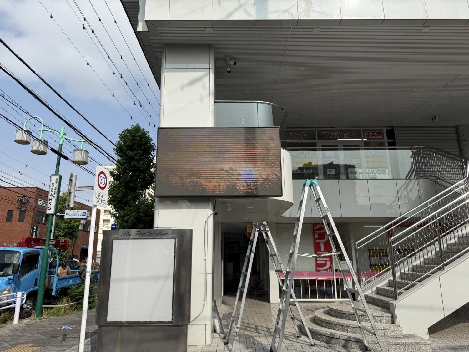 商業施設ビルに高輝度LEDビジュアルウォールを採用