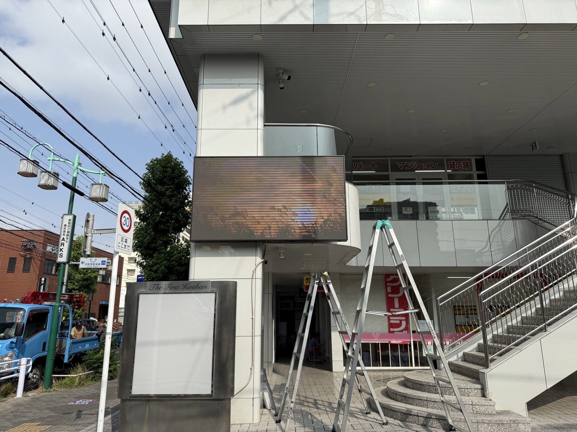 商業施設ビルに高輝度LEDビジュアルウォールを採用