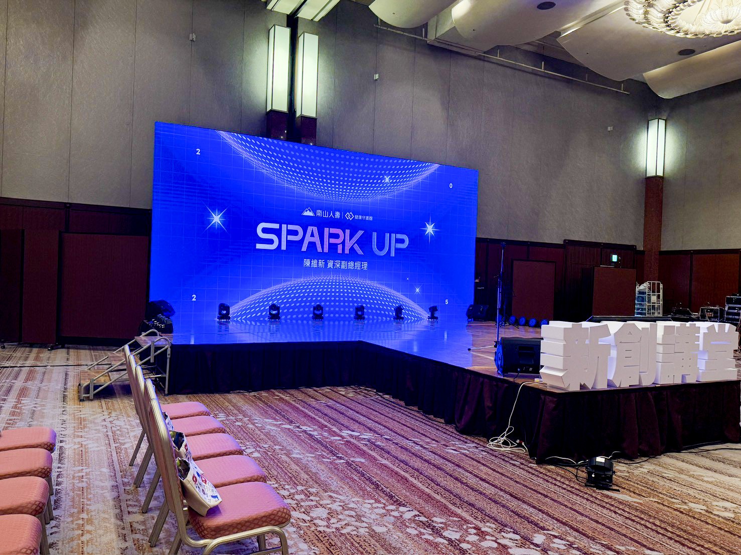ホテルのイベント会場に大型LEDヴィジュアルウォールを導入