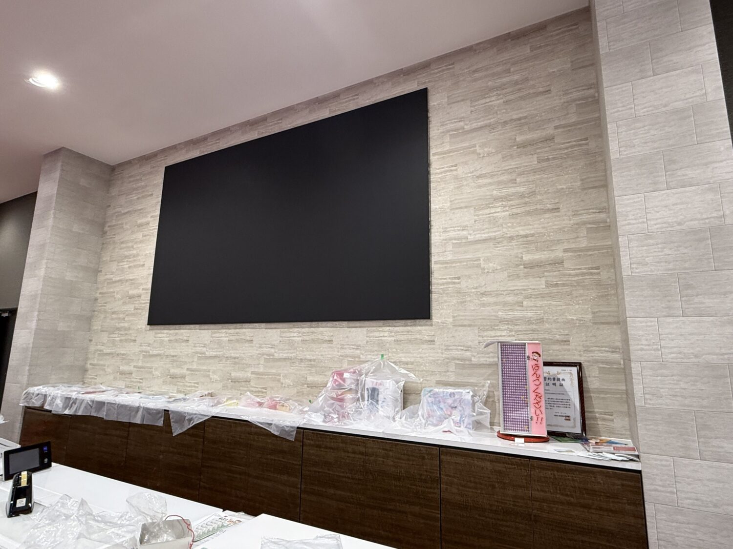 パチンコ店に大型液晶モニターを導入