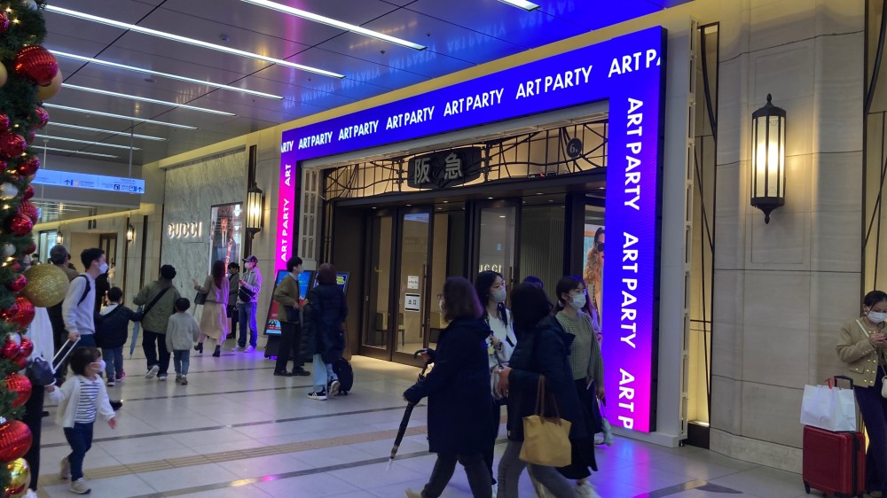 百貨店6番入口にゲート状LEDビジョンをレンタル設置