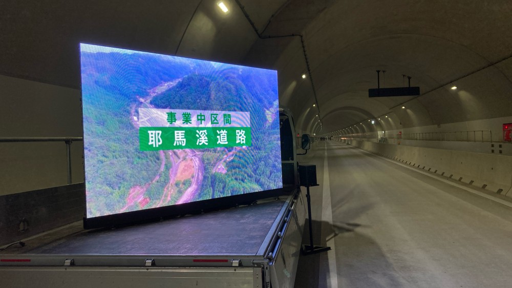 道路開通イベントでLEDビジョンをトラック上に設置