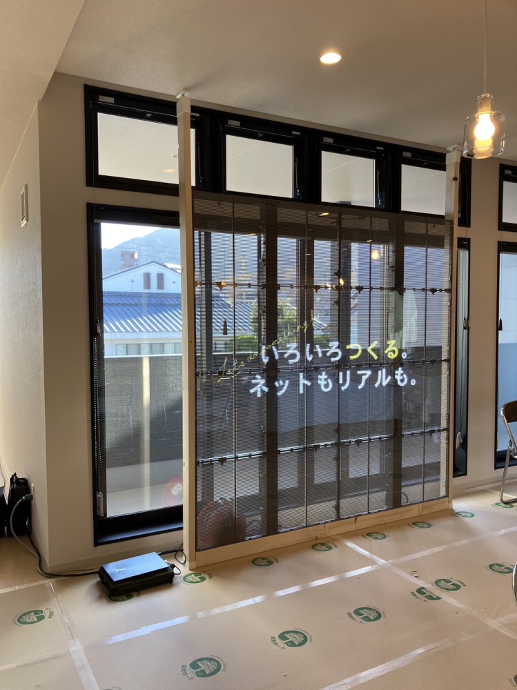 ホスピス住宅内覧会に高輝度透明LEDビジョンを導入