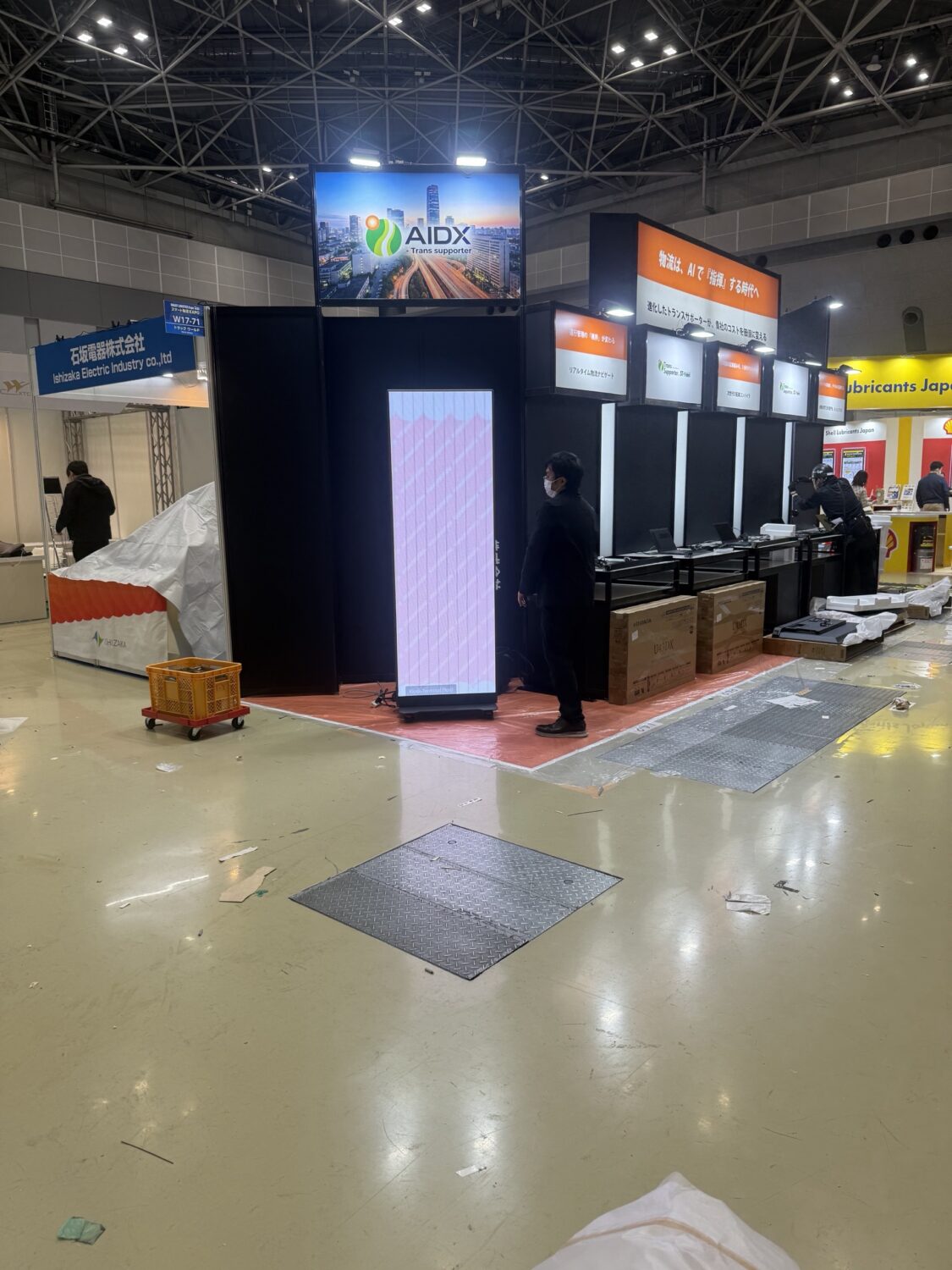 東京ビッグサイトの展示会にCOBポスターをレンタル導入｜施工不要の自立式サイネージ活用事例