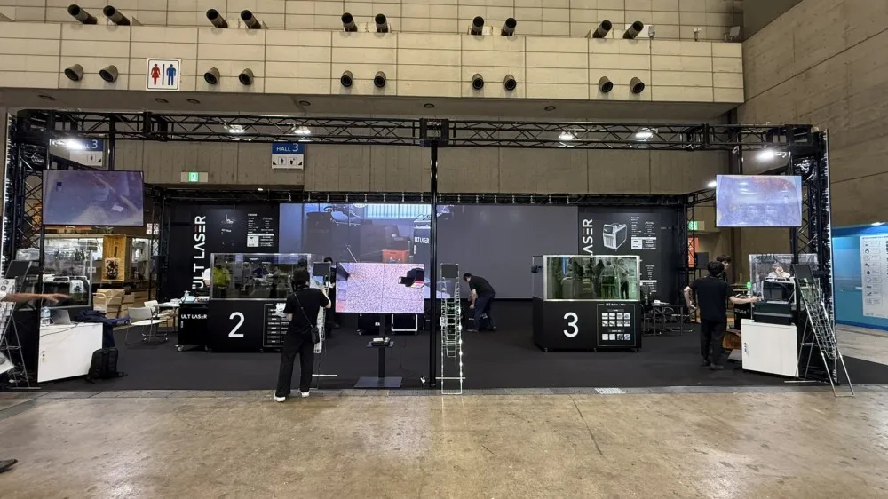 展示会ブースの奥に、横9m×高さ2.5mの大型LEDビジョンを設置した施工事例