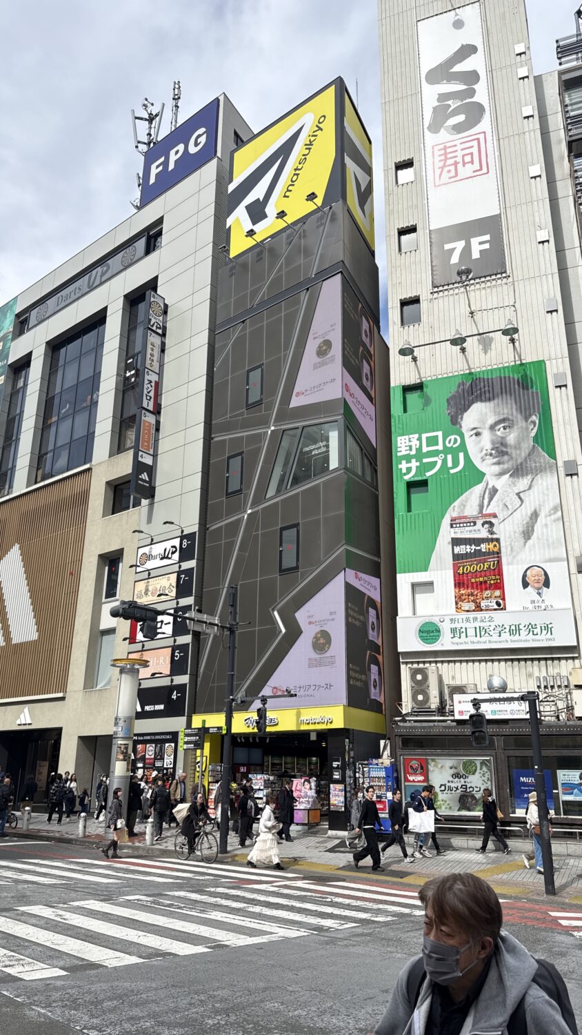 渋谷駅前の店舗ビル外壁に屋外用LEDビジョンを角部2面構成で常設｜複数階にわたる縦型サイネージ