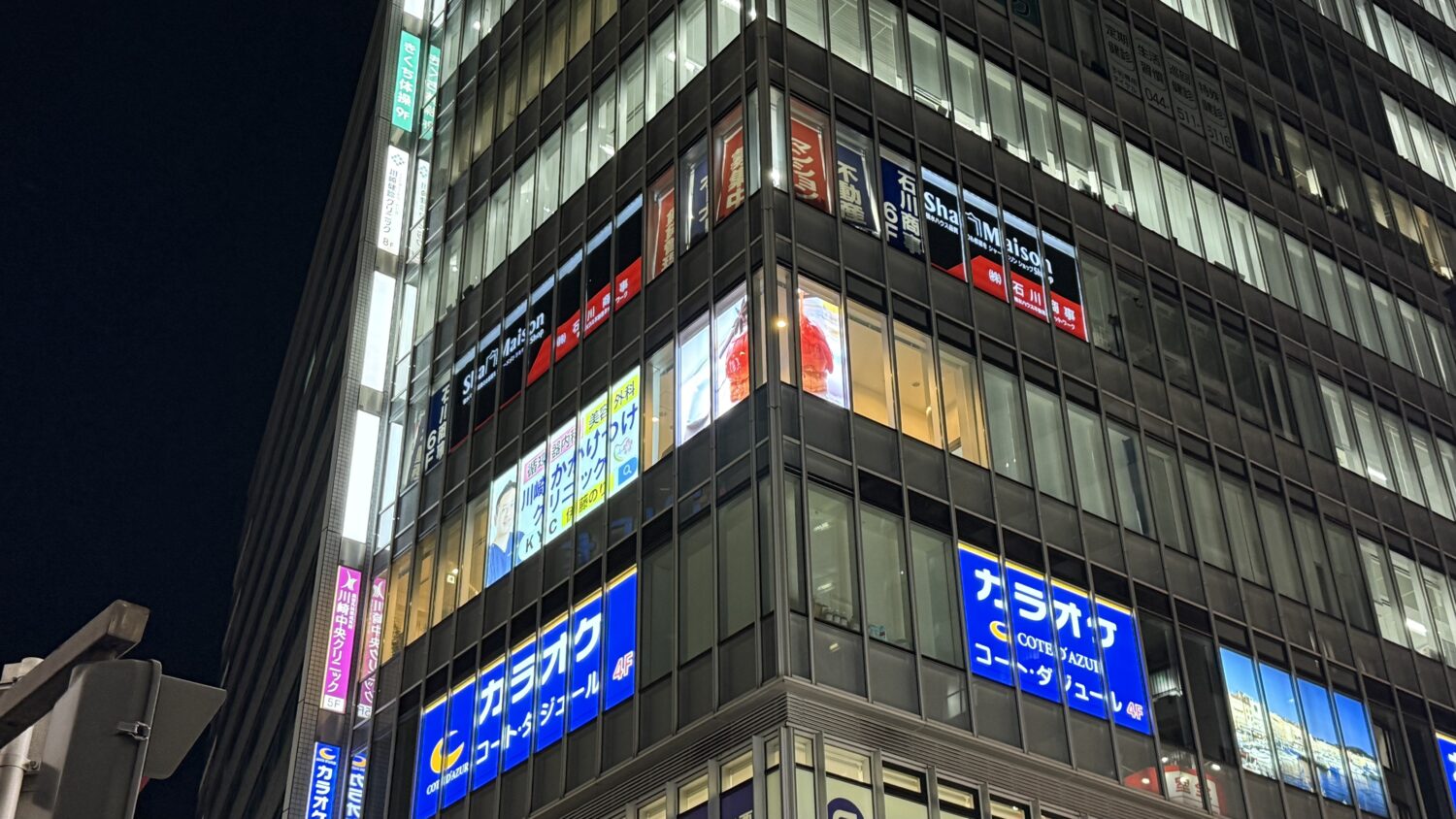 神奈川県川崎市のクリニックにシースルーLEDビジョン3面を設置｜電車内からも見える窓面PR