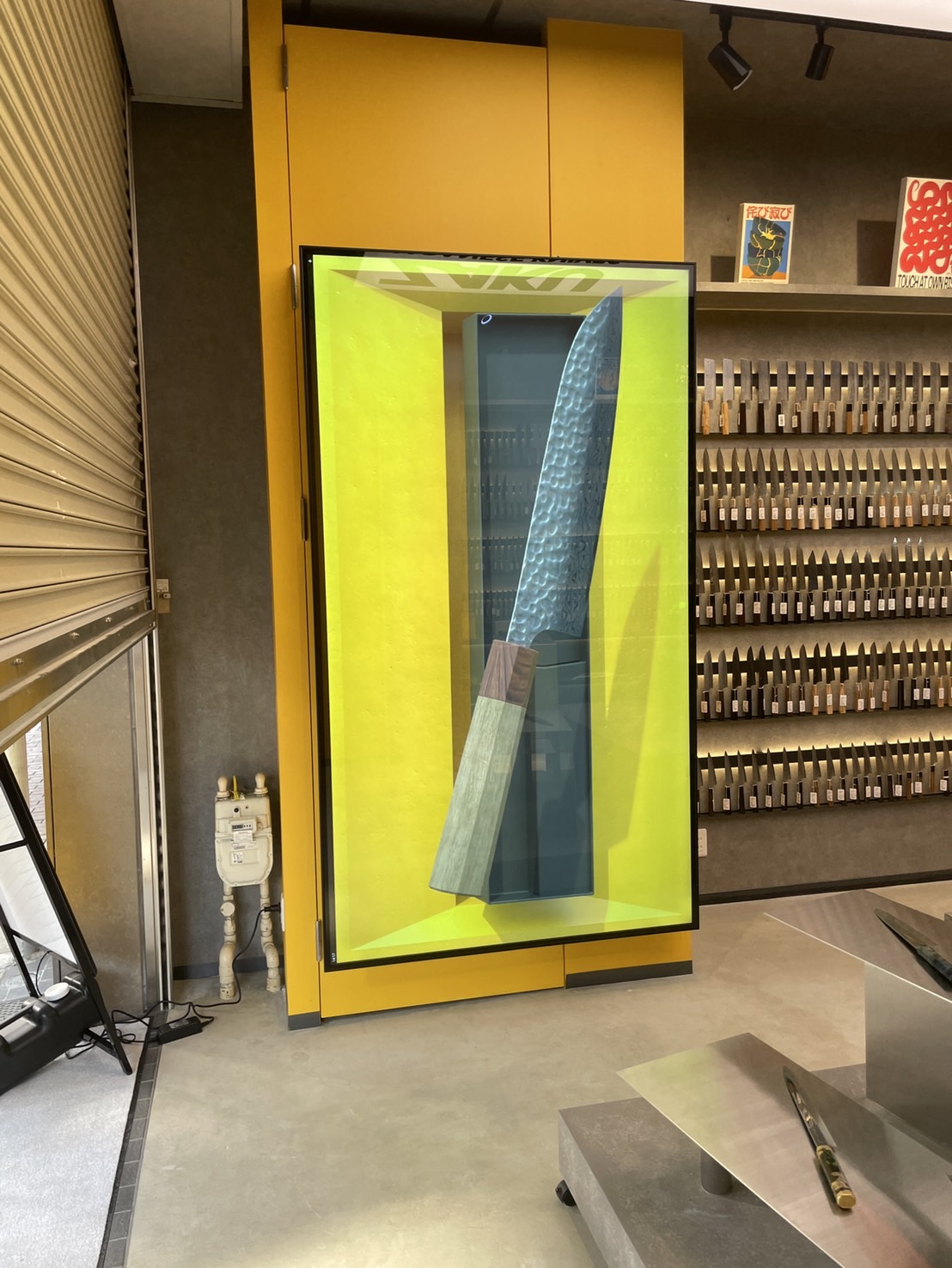 合羽橋の包丁専門店に100インチ縦型モニターを設置｜商品展示と一体化したデジタルサイネージ