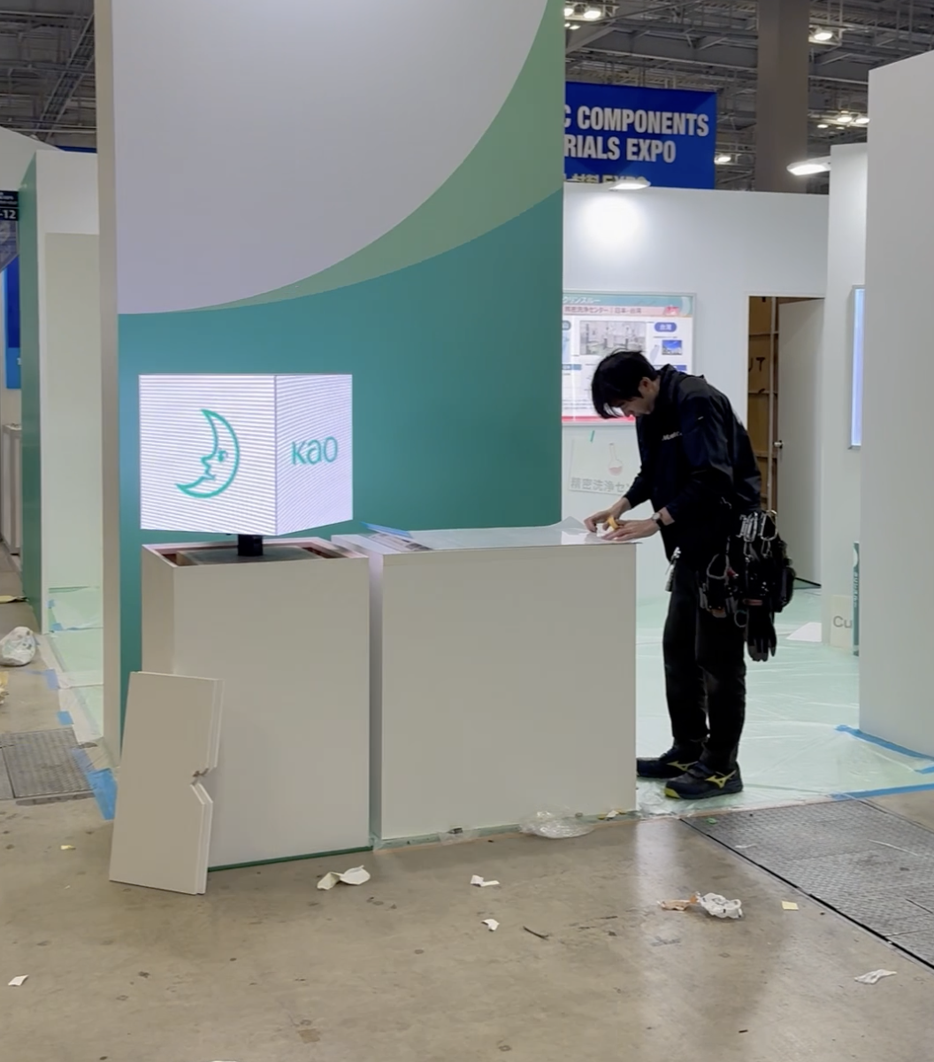 2コマ分の展示会ブースにキューブ型LEDビジョンをレンタル導入｜展示台に据え置き複数面へ映像展開