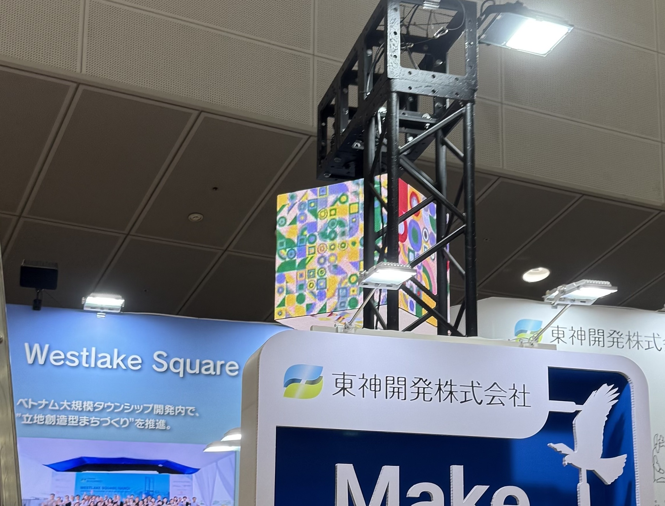 限られたブーススペースにキューブ型LEDビジョンを吊り下げレンタル導入｜トラス上部から複数方向へ映像を展開
